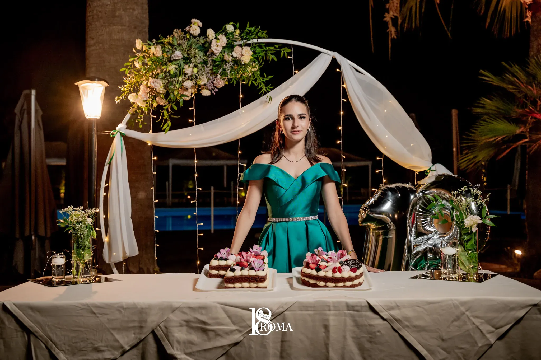 Ragazza che festeggia i 18 anni soffiando sulle candeline della torta