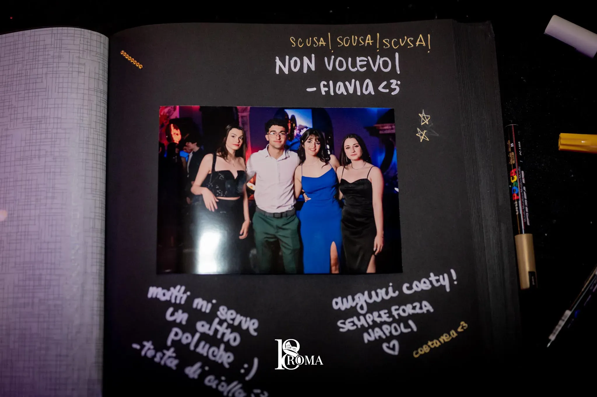 Lavagna del guestbook con le strisce del photobooth e le dediche